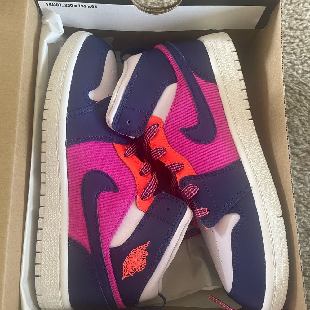 Jordan mid retro 1’s size 3Y